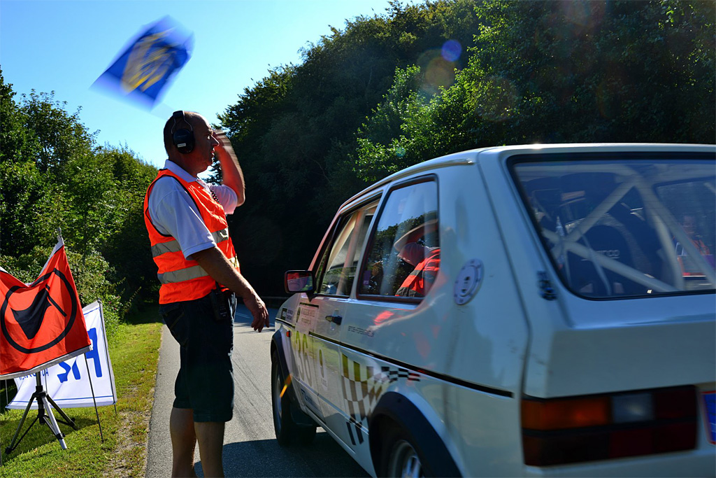 Bent Mikkelsen fra Vejle har blandt andet testet sin nyerhvervede VW Golf GTI under Munkebjerg Hillclimb. Her ses han ved starten fra Vejle Fjord, inden det går op ad bjerget mod Munkebjerg Hotel
(Foto: Michael Eisenberg)